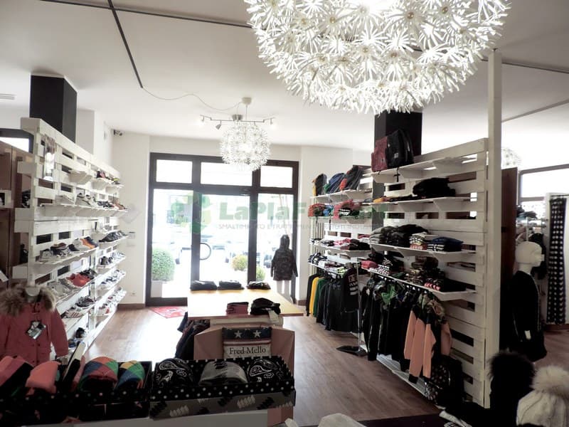 Arredamento commerciale con pallet - negozio di abbigliamento