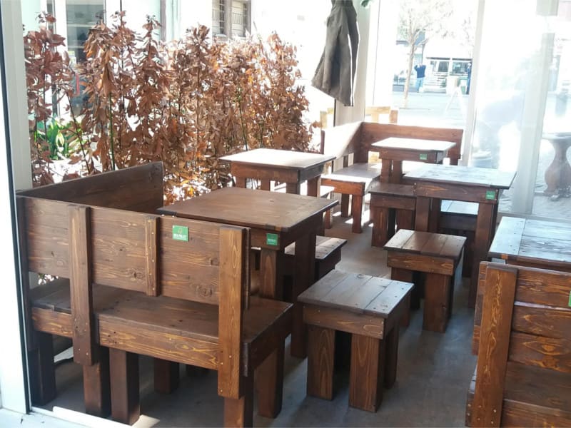 Mobili in legno per attività - tavoli e sedie
